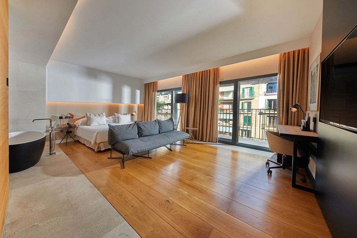 Suite, balkon (Nakar) | Luxe beddengoed, een minibar, een kluis op de kamer, een bureau