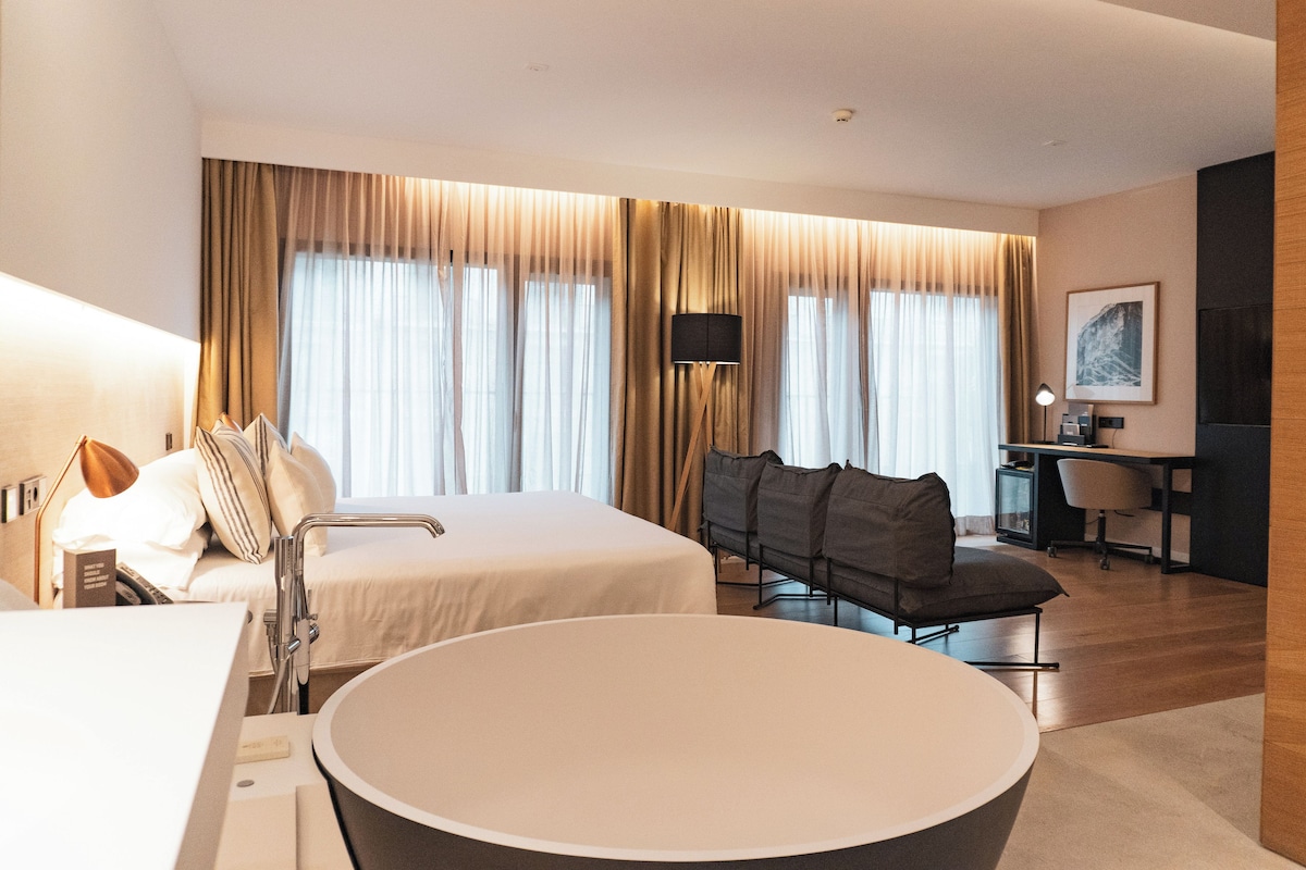 Suite, balkon (Nakar) | Luxe beddengoed, een minibar, een kluis op de kamer, een bureau