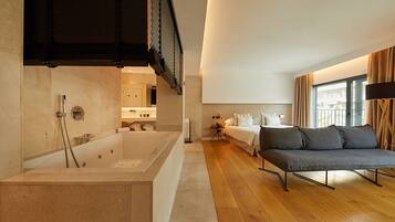 Junior suite | Luxe beddengoed, een minibar, een kluis op de kamer, een bureau