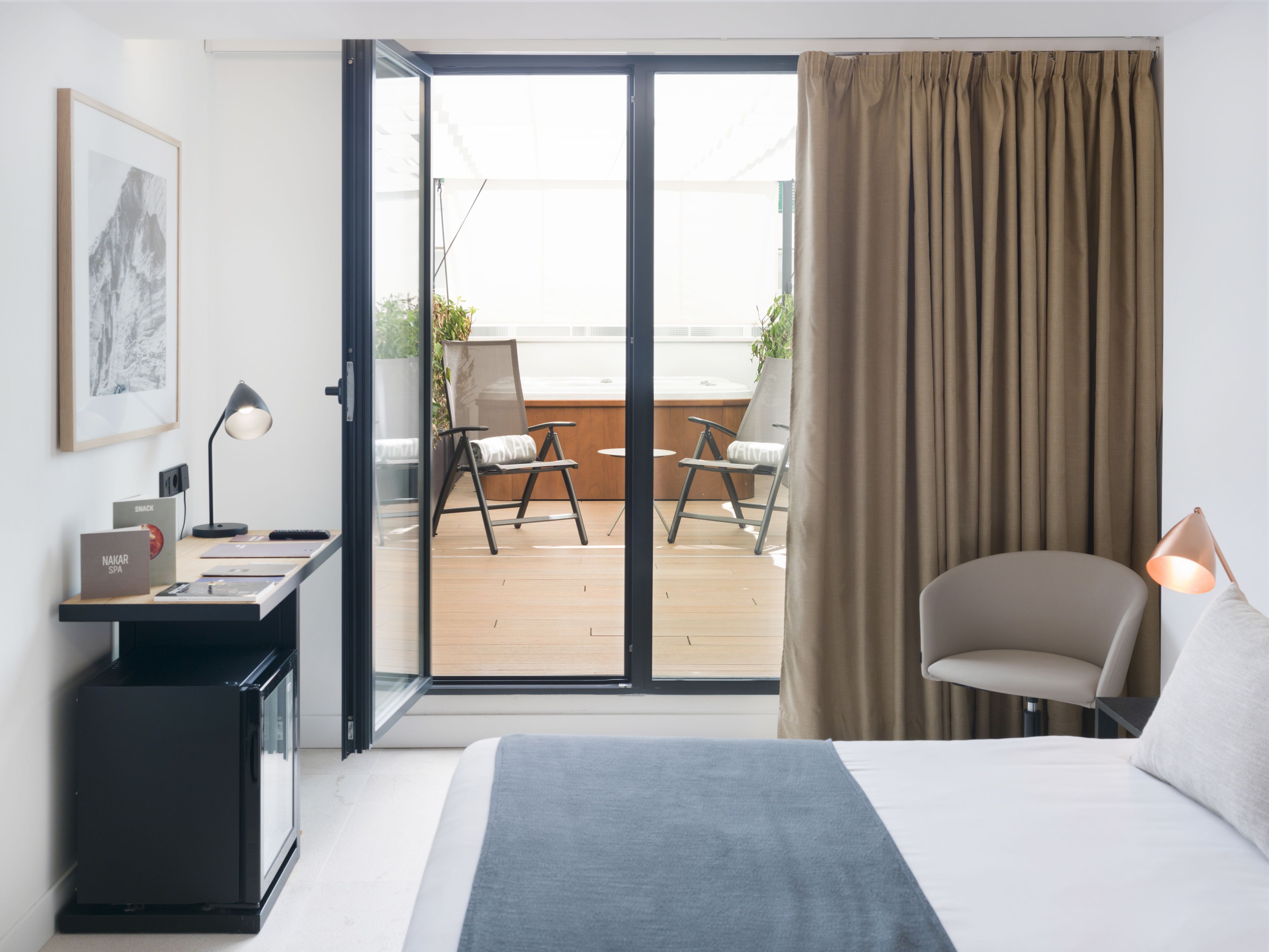 deluxe double room, jetted tub | 1 bedroom, premium bedding, minibar, in-room safe