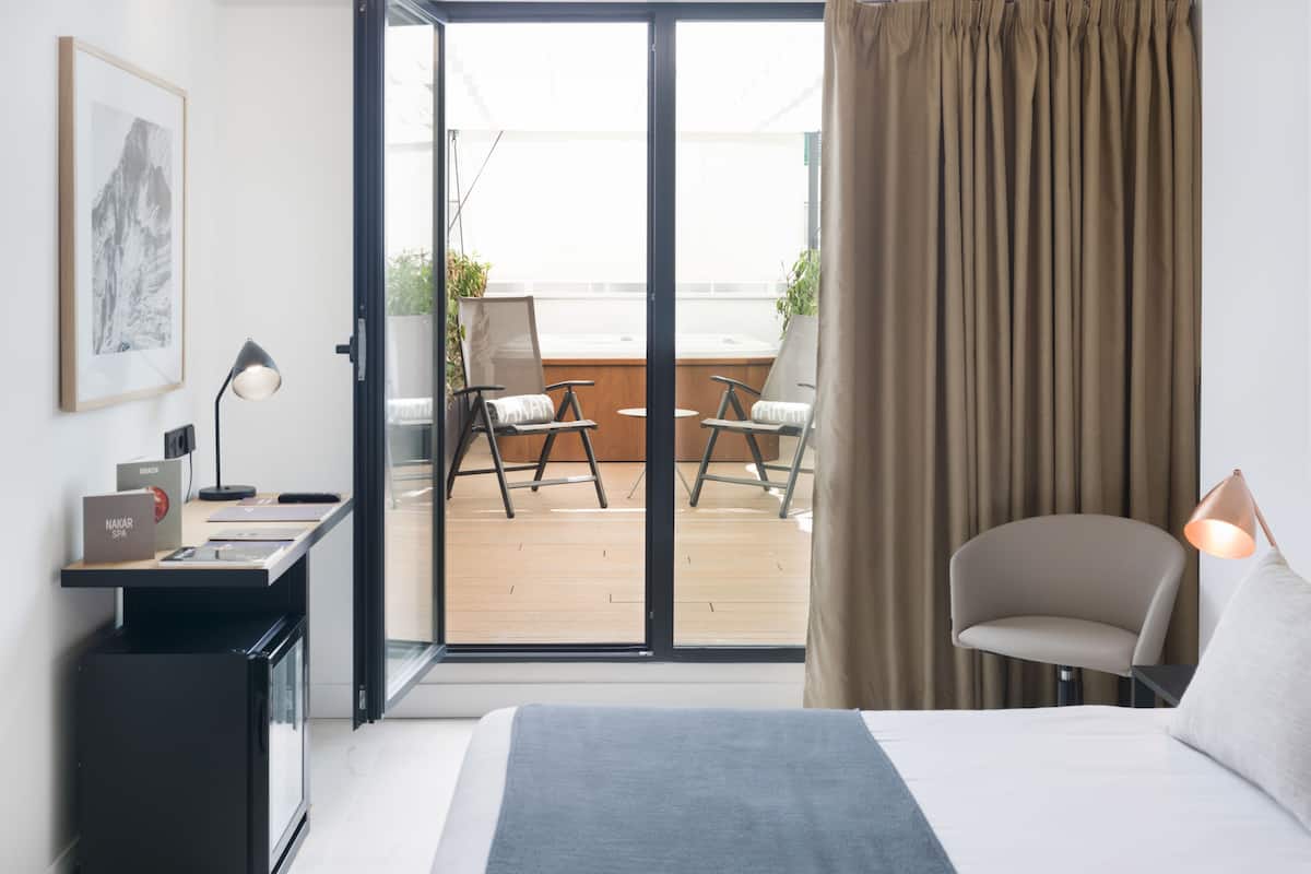 deluxe double room, jetted tub | 1 bedroom, premium bedding, minibar, in-room safe