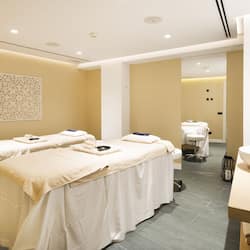 Salas de tratamiento para parejas, sauna y tina de hidromasaje