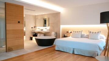 Suite, balcón | 1 habitación, ropa de cama de alta calidad y minibar