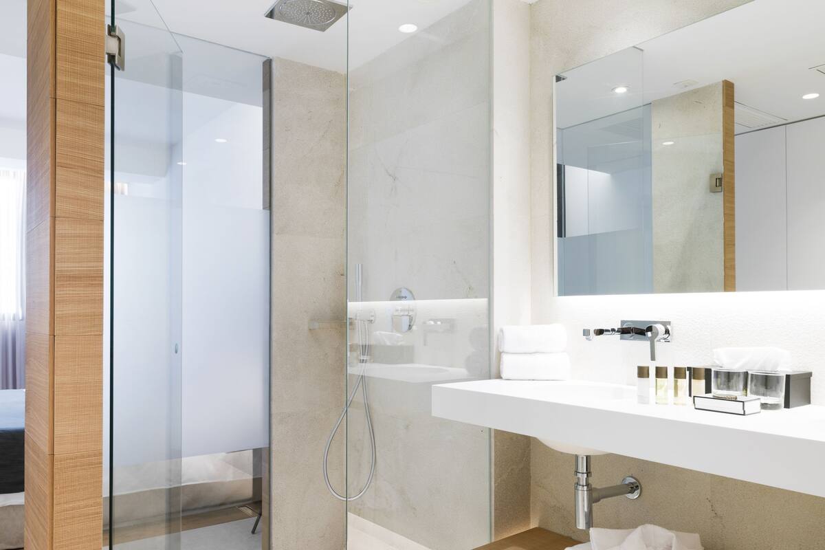 superior double or twin room | bathroom | free toiletries, hair dryer, bathrobes, slippers