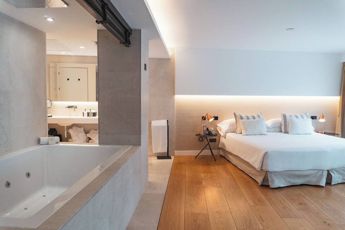 Ropa de cama de alta calidad y minibar 