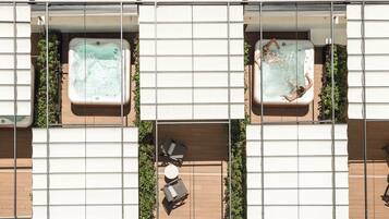 Deluxe tweepersoonskamer, bubbelbad | Luxe beddengoed, een minibar, een kluis op de kamer, een bureau