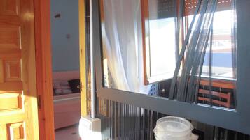 Habitación cuádruple | Cortinas blackout, tabla de planchar con plancha y wifi gratis