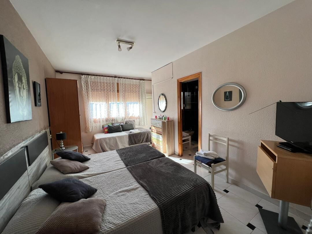 Habitación triple | Cortinas blackout, tabla de planchar con plancha y wifi gratis 