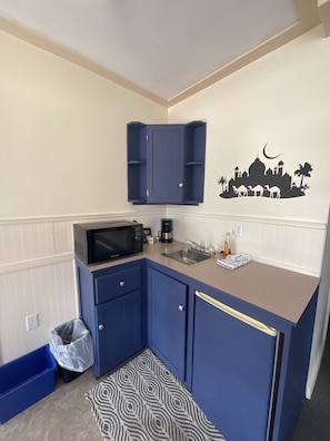 Raven Room #2 | Private kitchen | Microwave, coffee/tea maker, electric kettle, toaster
