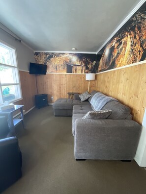 Gold Mine Room #1 | Living area | 42-inch flat-screen TV with cable channels, TV