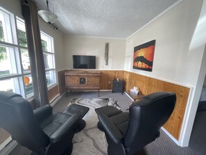 Quarto casal luxo | Área de estar | TV de tela plana 42 polegadas com canais a cabo, TV