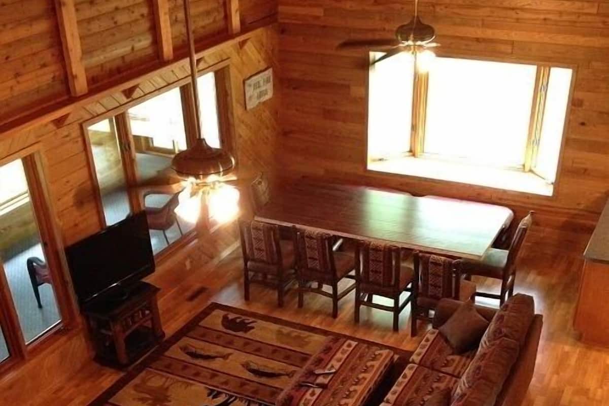 Cabaña, 4 habitaciones (Red Pine Lodge) | Sala de estar | Televisión de pantalla plana
