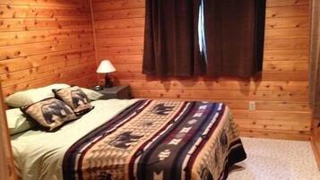 كابينة - ٤ غرف نوم (Red Pine Lodge) | أغطية فراش متميزة وبديكورات فريدة لكل غرفة وأسرّة مجانية قابلة للطي