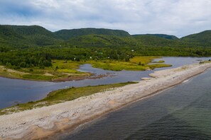 Na praia, passeios de caiaque, prática de remo/canoagem 