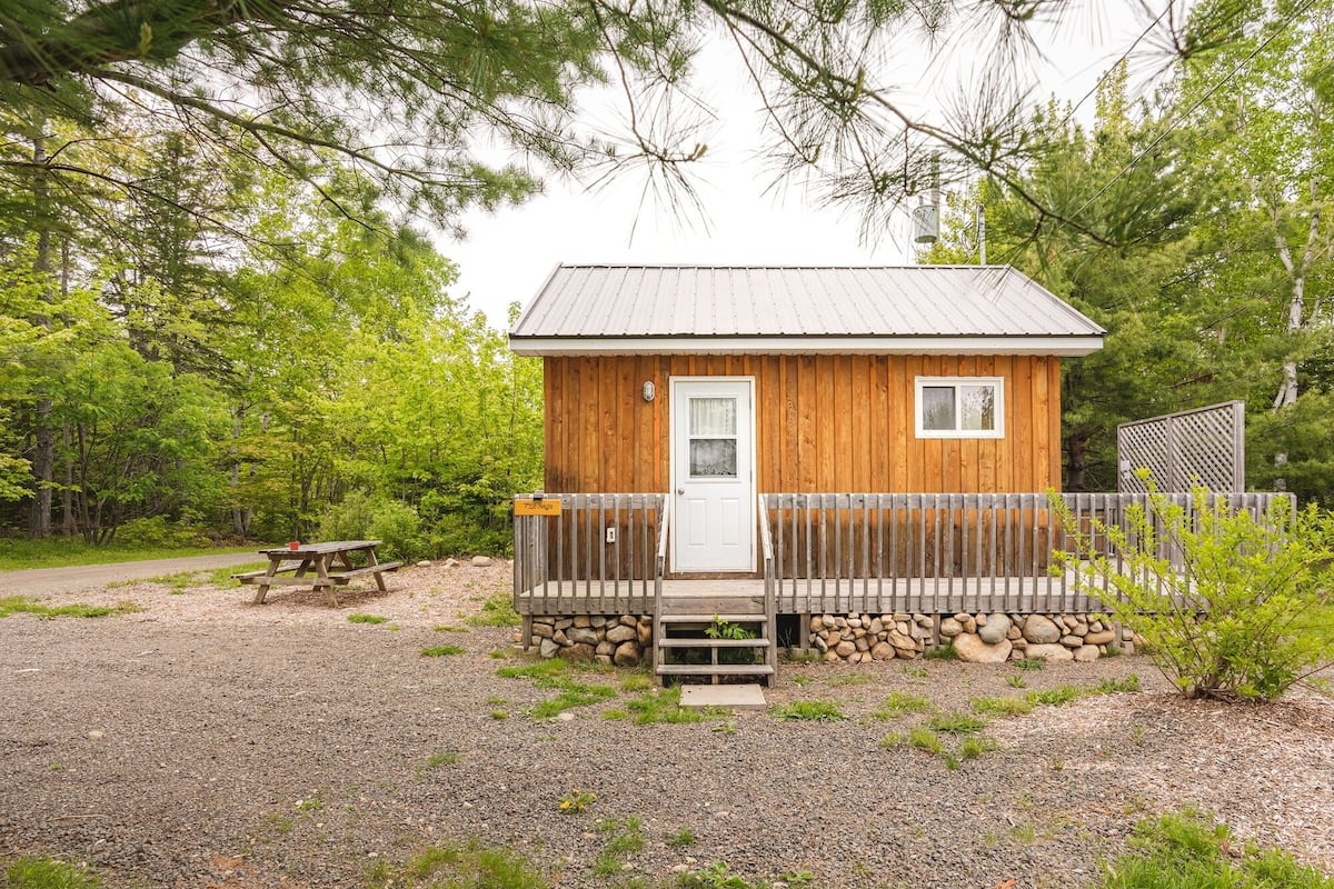 Cabaña clásica, bañera de hidromasaje, vistas al jardín | Ropa de cama
