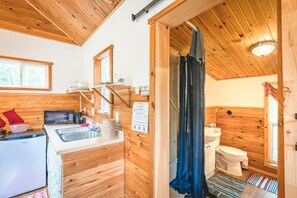 Klassiek huisje, hot tub, uitzicht op tuin | Badkamer | Pantoffels