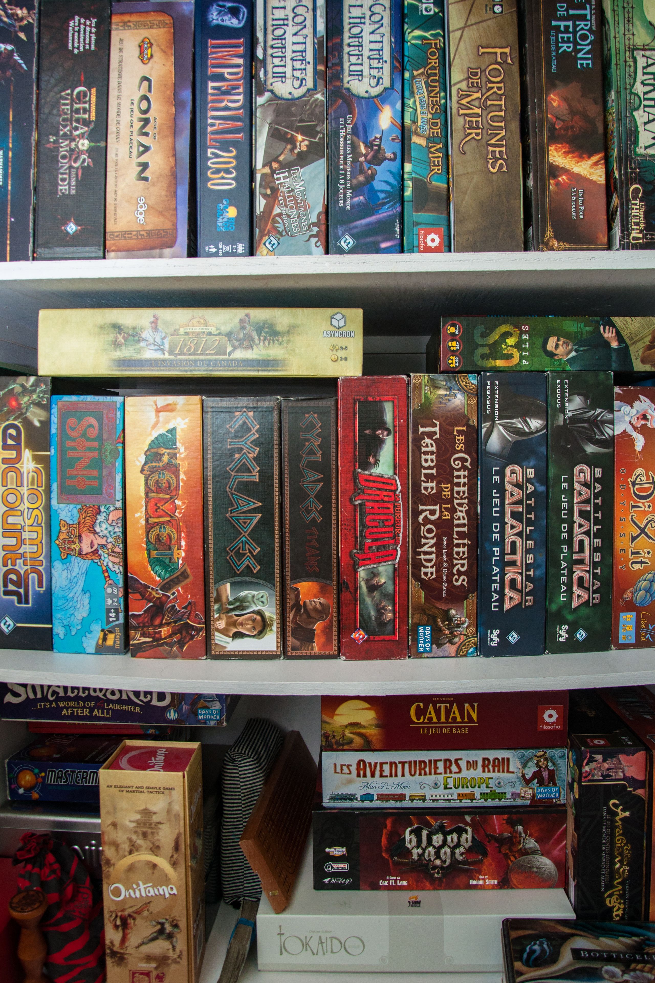 Une étagère contenant divers jeux de société et jeux en boîte.