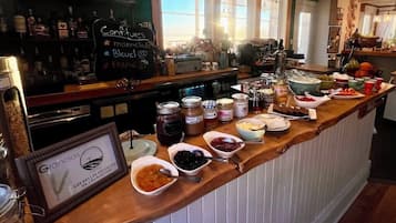 Se ofrece un desayuno completo (12.08 CAD por persona)