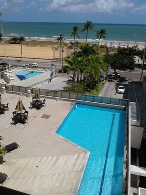 Una piscina al aire libre, tumbonas