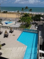 Piscina externa, espreguiçadeiras