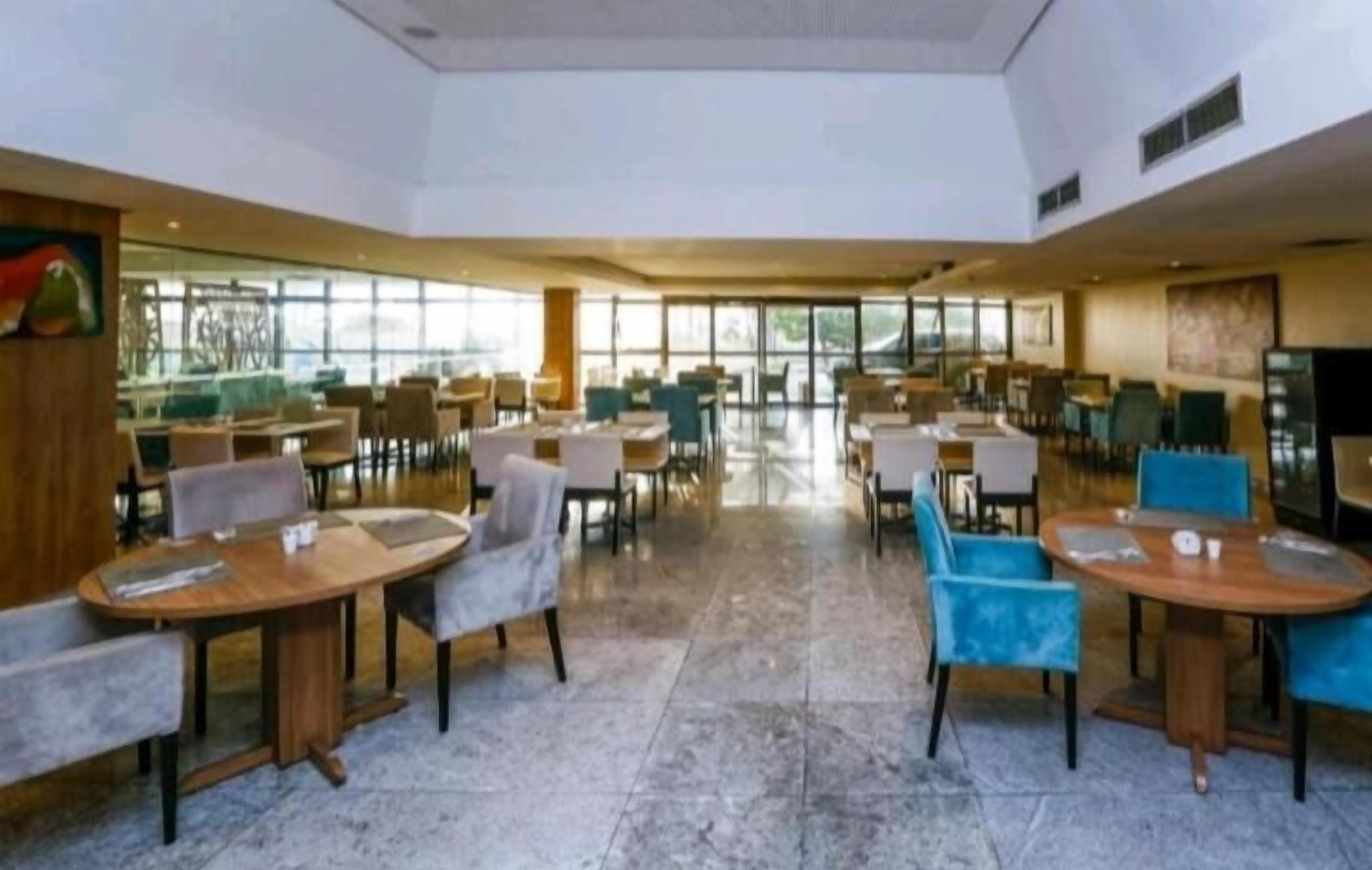 حيث تُقدم وجبات الإفطار، الغداء، العشاء، الأطباق الإقليمية