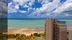 A beachfront hotel with a view of the ocean and a clear sky. - Betel Beach Class Internacional (Recife)