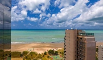 Perto da praia, espreguiçadeiras, guarda-sóis, toalhas de praia