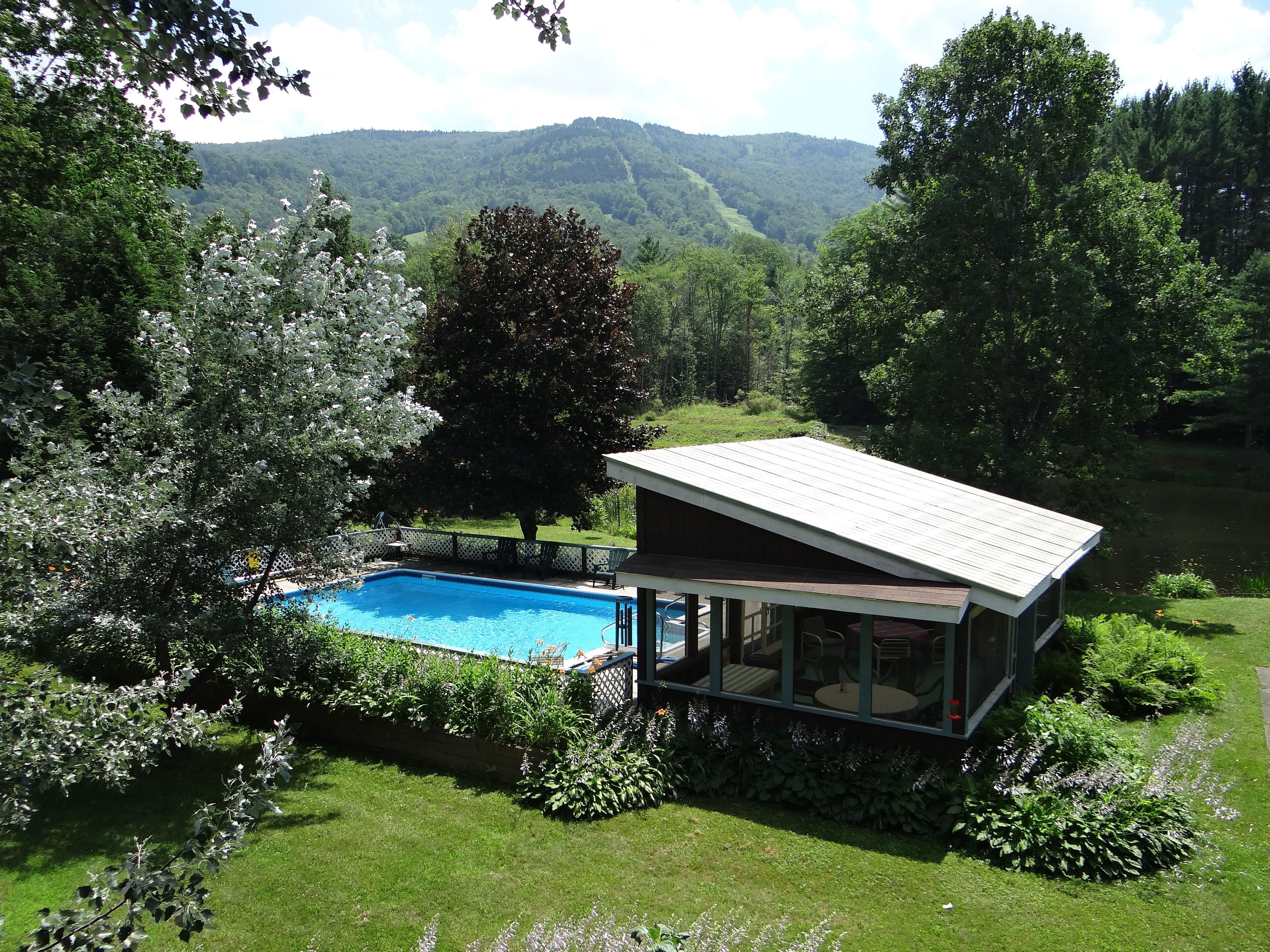 Een seizoensgebonden buitenzwembad