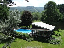 Una piscina al aire libre de temporada