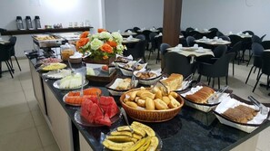 朝食 (ビュッフェ)、毎日提供 (無料)