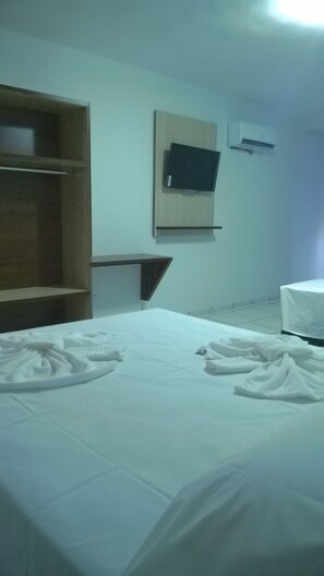 ミニバー、遮光カーテン、ベビーベッド (無料)、可動式ベッド