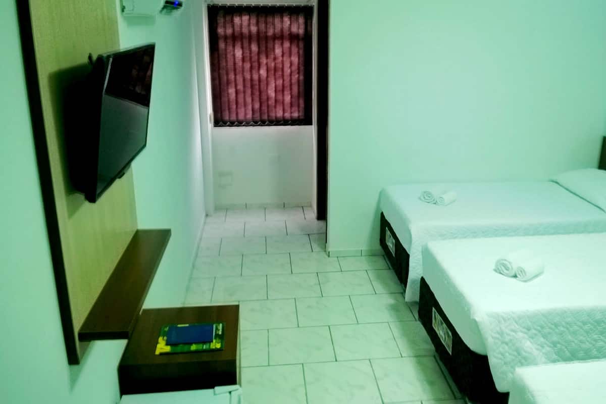 Quarto triplo | Frigobar, cortinas blackout, berços grátis