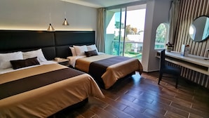 A hotel room with two beds, a desk, a mirror, and a large window. - Hotel Posada Señorial (San Andrés Cholula)