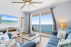 Leilighet, 2 soverom, havutsikt (902E) | Oppholdsområde | En 48-tommers smart-TV med digitale kanaler samt TV og strømmetjenester