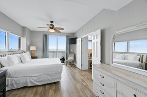 Apartamento, 4 habitaciones, vistas al mar (2106W) | Espacio para trabajar con un portátil y tabla de planchar con plancha