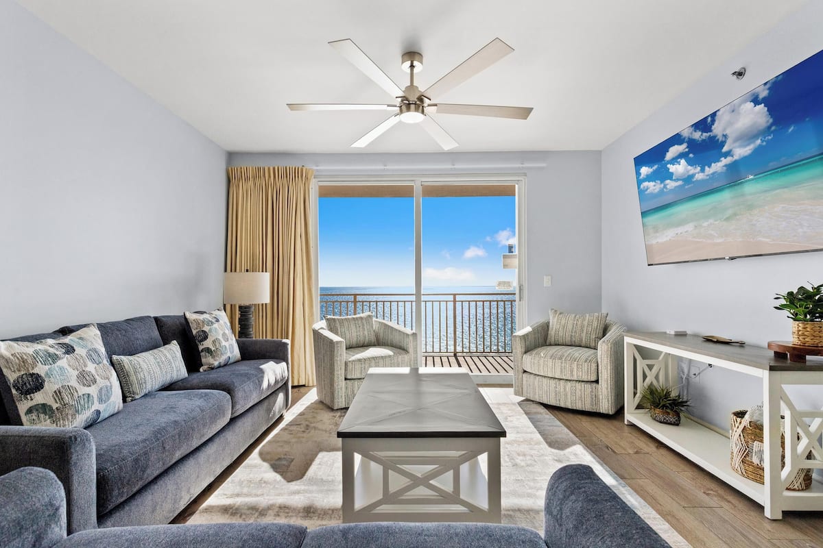 Lejlighed - 2 soveværelser - havudsigt (807W) | Opholdsområde | 48-tommers smart-tv med digitale kanaler, tv, streamingtjenester