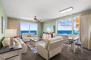 Condo, 3 quartos, vista para o oceano, de frente para a praia | Área de estar | Smart TV 48 polegadas com canais digitais, TV, serviços de streaming