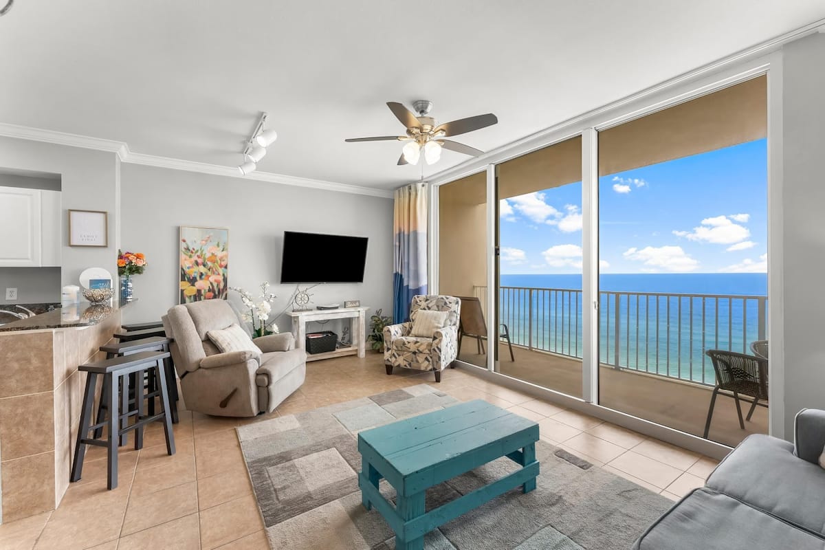 Condo, 2 habitaciones, vista al océano (1013) | Área de sala de estar | Smart TV de 50 pulgadas con canales por cable y televisión