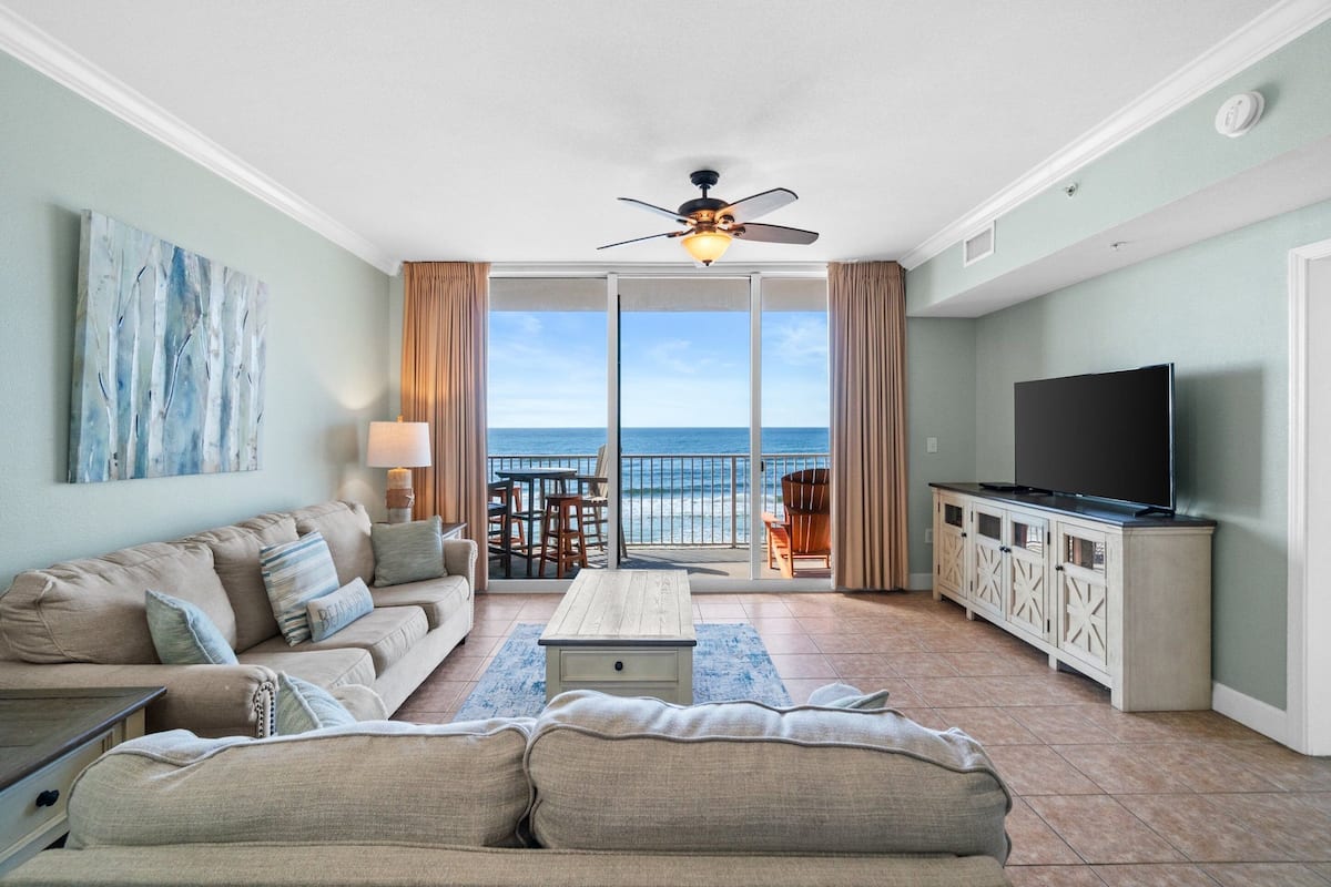 Condo, 1 habitación, vista al océano (312) | Área de sala de estar | Smart TV de 50 pulgadas con canales por cable y televisión