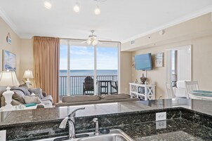 公寓式客房, 1 间卧室, 海滨 (1112) | 起居区 | 50-英寸智能电视 （配备有线频道）、电视