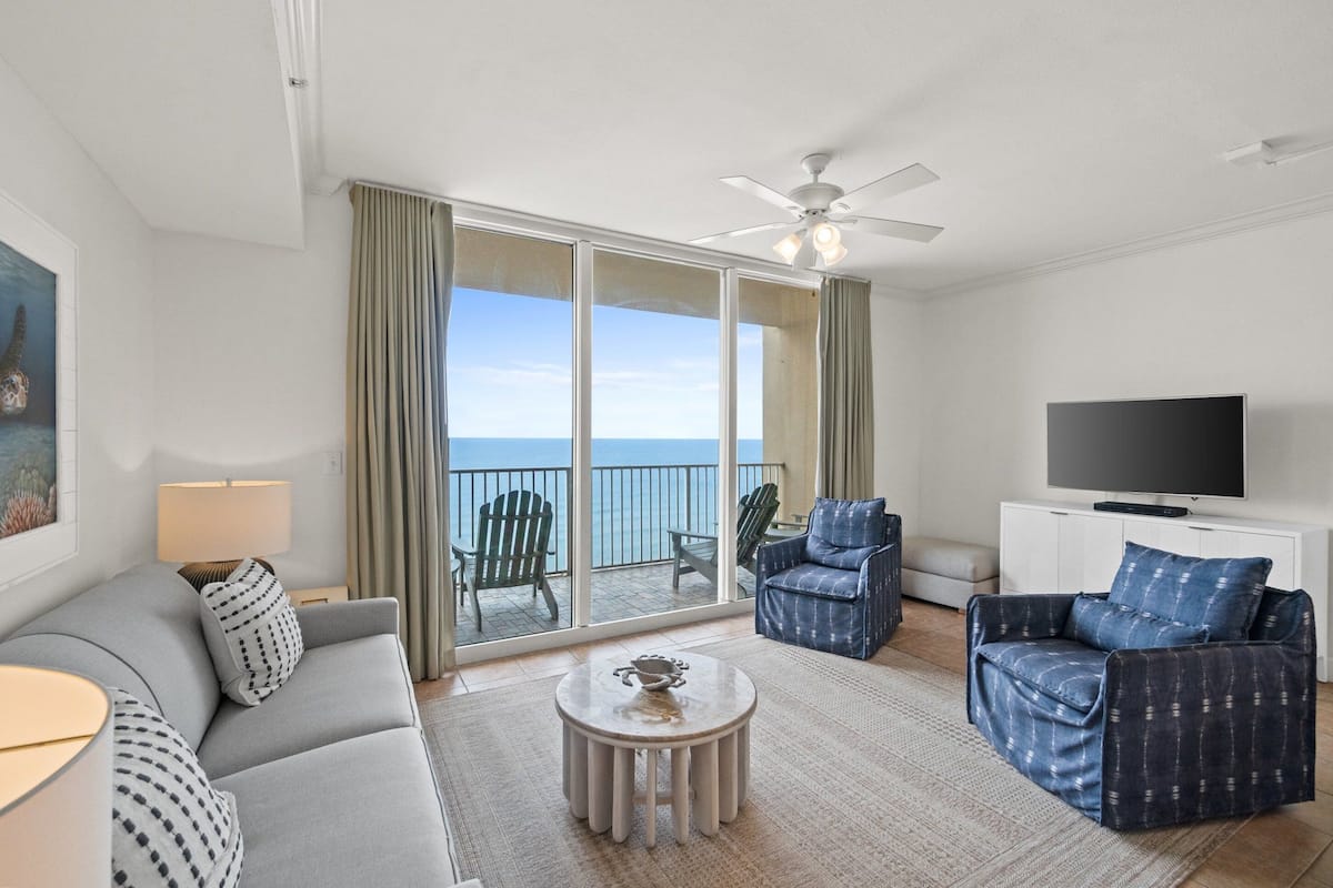 Condo, 2 habitaciones, frente al mar (1214) | Área de sala de estar | Smart TV de 50 pulgadas con canales por cable y televisión