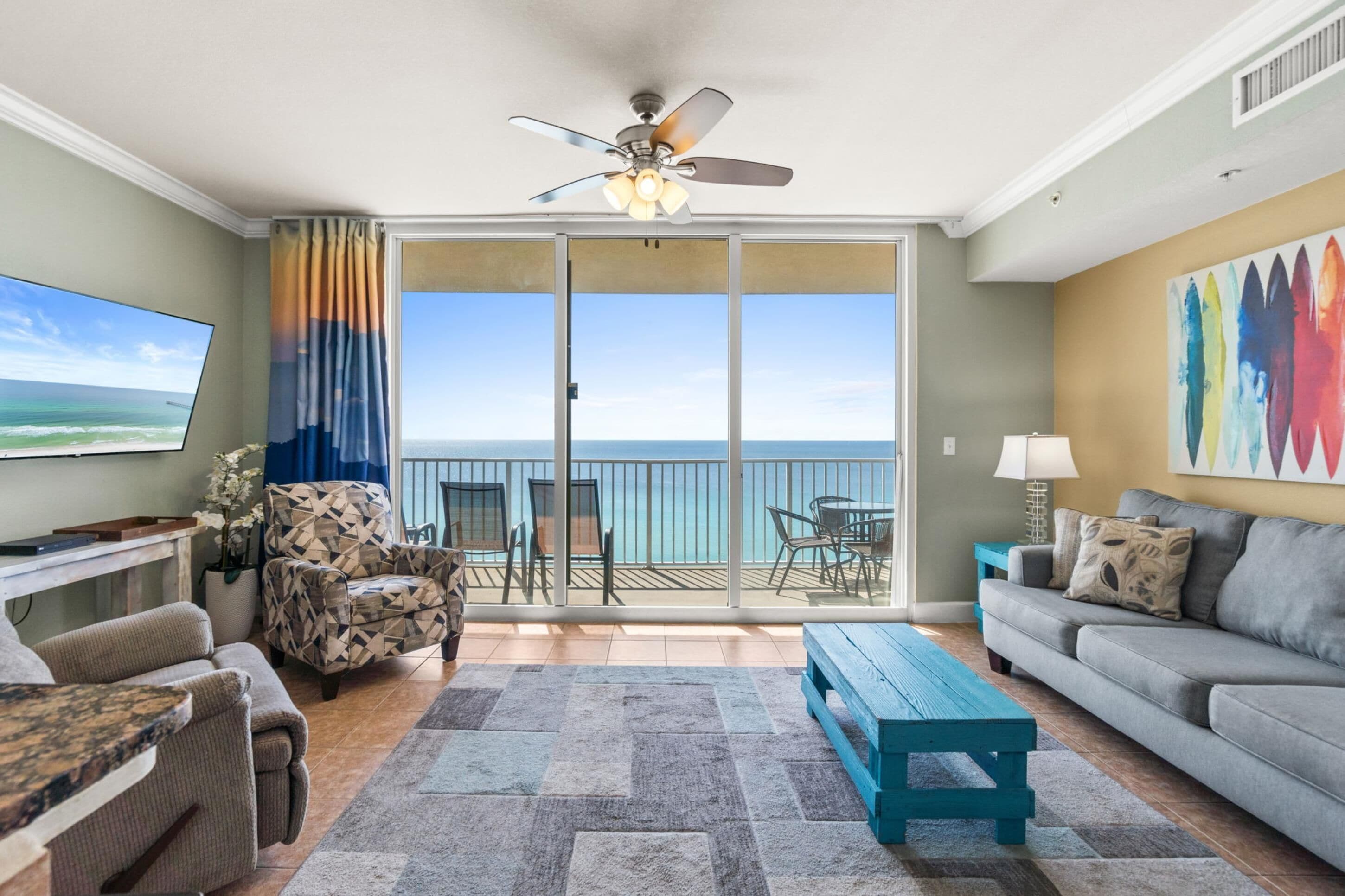 公寓式客房, 2 间卧室, 海洋景观 (1013) | 起居区 | 50-英寸智能电视 （配备有线频道）、电视