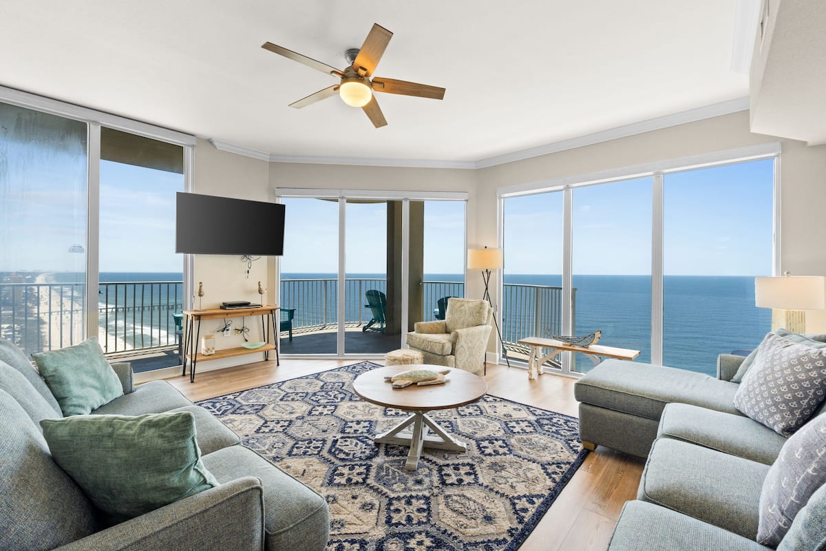 Condo, 3 habitaciones, vista al océano (2917) | Área de sala de estar | Smart TV de 50 pulgadas con canales por cable y televisión