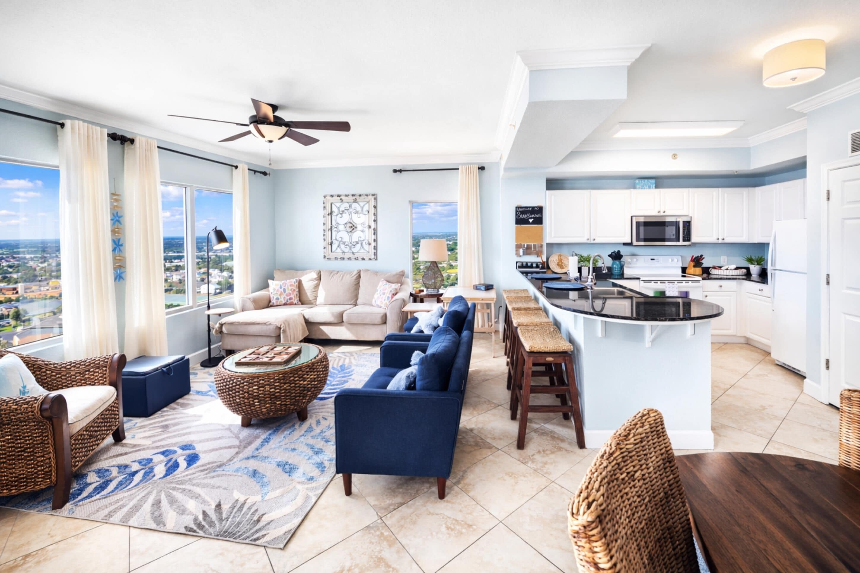 Apartment, 2 Schlafzimmer, Meerblick (2300) | Wohnbereich | 50-Zoll-Smart-TV mit Kabelempfang, Fernseher