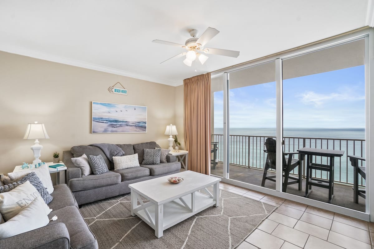 Condo, 1 habitación, frente al mar (1112) | Sala de estar | Smart TV de 50 pulgadas con canales por cable y televisión
