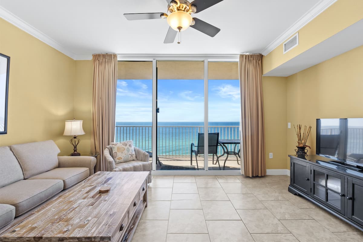 Condo estándar, 1 habitación, vista a la playa (1115) | Área de sala de estar | Smart TV de 50 pulgadas con canales por cable y televisión