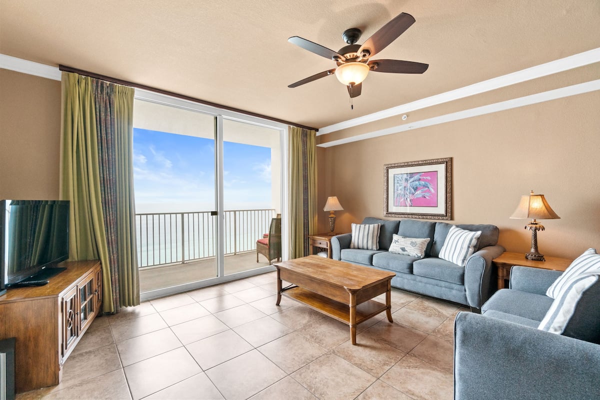 Condo, 2 habitaciones, frente al mar (1805) | Área de sala de estar | Smart TV de 50 pulgadas con canales por cable y televisión
