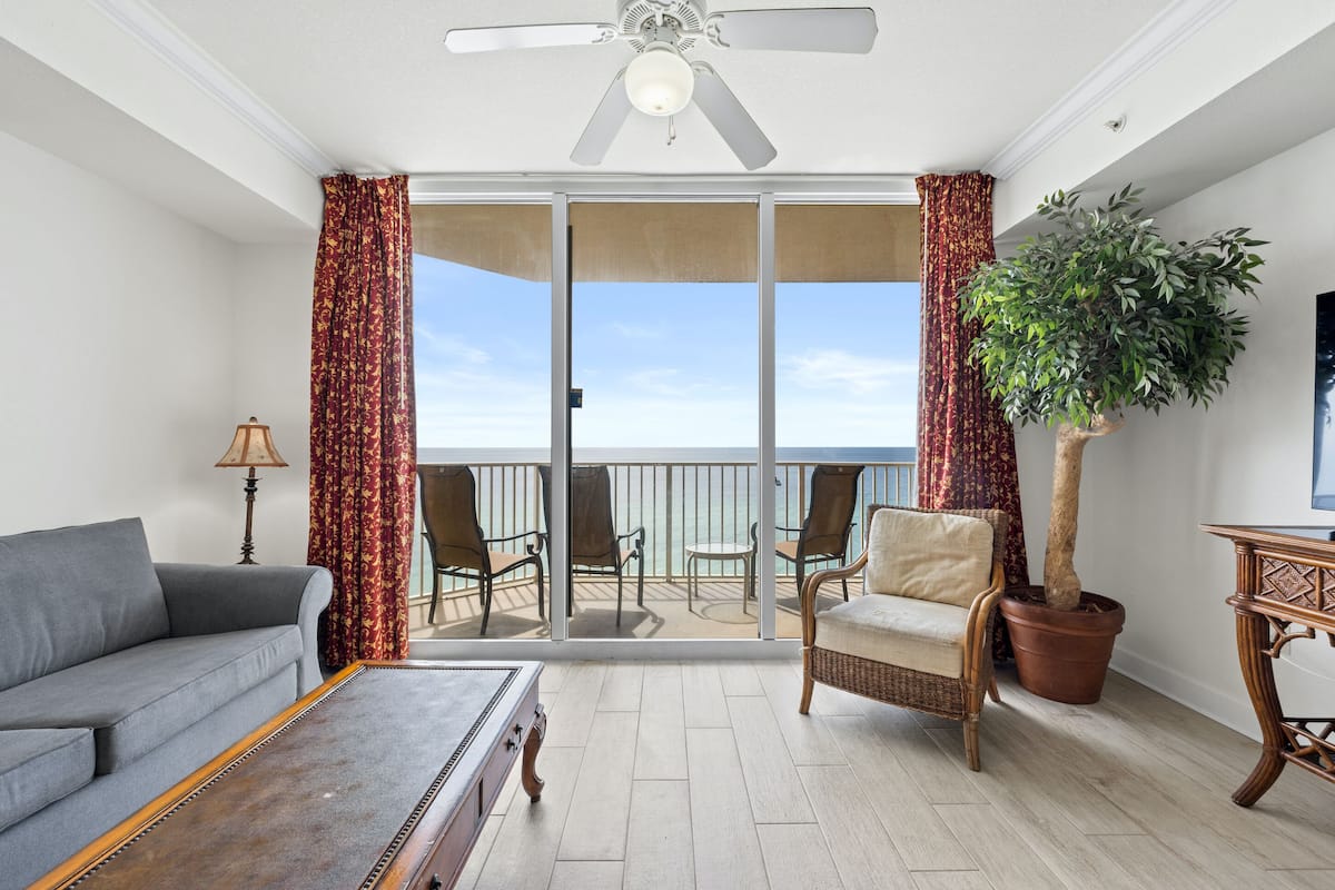 Condo, 1 habitación, frente al mar (1016) | Área de sala de estar | Smart TV de 50 pulgadas con canales por cable y televisión