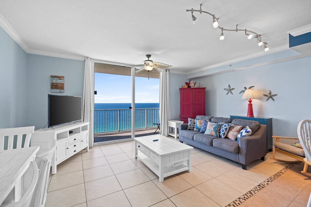 Condo, 1 habitación, vista al océano (1903) | Área de sala de estar | Smart TV de 50 pulgadas con canales por cable y televisión