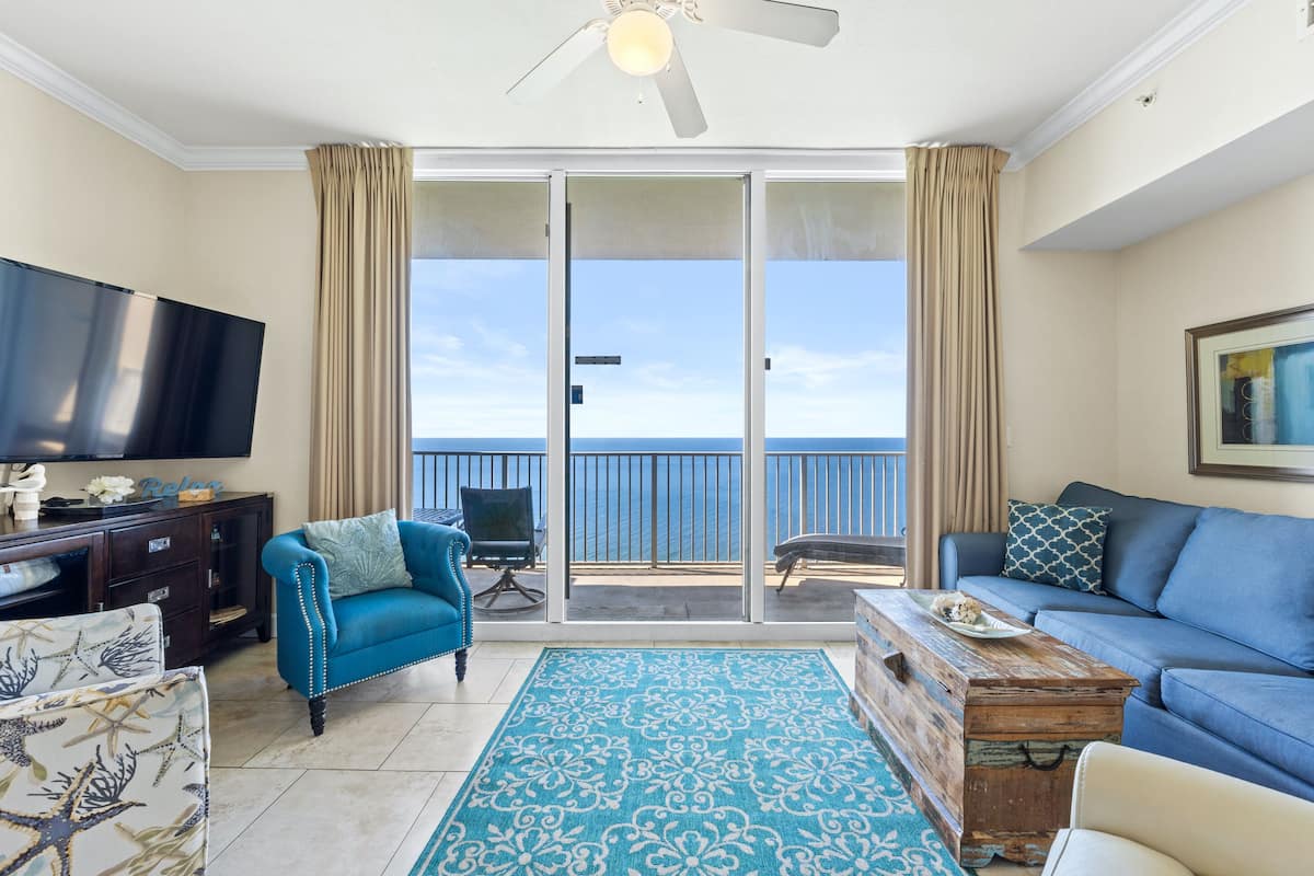 Condo, 2 habitaciones, frente al mar (3010) | Área de sala de estar | Smart TV de 50 pulgadas con canales por cable y televisión